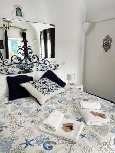A bed or beds in a room at Capri magic house on the beach