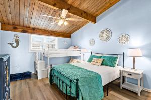 1 dormitorio con cama y techo de madera en Carolina Coasting en Atlantic Beach