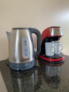 a toaster and a coffee maker on a counter at Casa Bouganville in Novo Airão