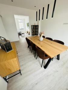 - une salle à manger avec une table et des chaises en bois dans l'établissement Ferienwohnung Obernkirchen, à Obernkirchen