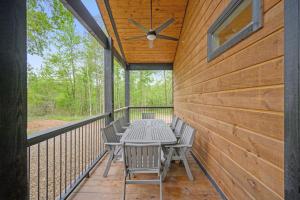 מרפסת או טרסה ב-Fun & Inviting Modern Luxury 4br Retreat At Broken Bow Lake Features Hot Tub, Fire Pit, Playground And More Once In A Blue Moon By Boutiq