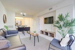 Wonderful 1 BR Apt Located At Pentagon City的电视和/或娱乐中心