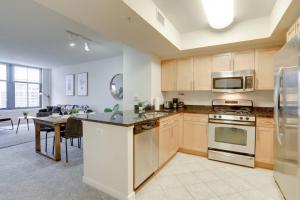 阿林顿Wonderful 1 BR Apt Located At Pentagon City的厨房配有不锈钢用具和桌子
