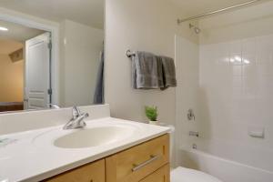 Wonderful 1 BR Apt Located At Pentagon City的一间浴室
