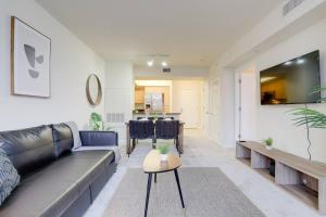 Wonderful 1 BR Apt Located At Pentagon City的电视和/或娱乐中心