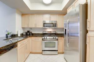 Wonderful 1 BR Apt Located At Pentagon City的厨房或小厨房
