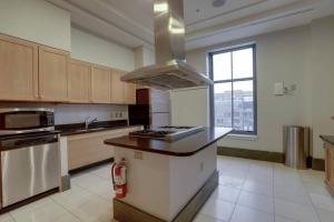 Wonderful 1 BR Apt Located At Pentagon City的厨房或小厨房