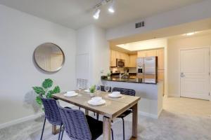 Wonderful 1 BR Apt Located At Pentagon City的厨房或小厨房
