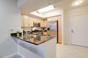 Wonderful 1 BR Apt Located At Pentagon City的厨房或小厨房