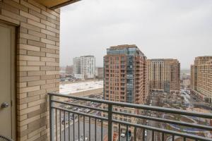 Wonderful 1 BR Apt Located At Pentagon City的阳台或露台