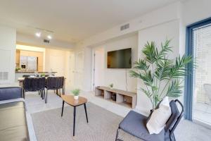 Wonderful 1 BR Apt Located At Pentagon City的电视和/或娱乐中心