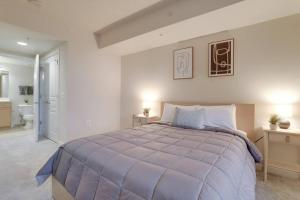 阿林顿Wonderful 1 BR Apt Located At Pentagon City的一间带大床的卧室和一间浴室 更多37张照片