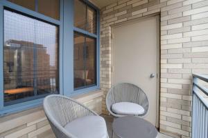 Wonderful 1 BR Apt Located At Pentagon City的阳台或露台
