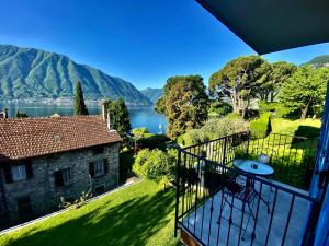 desde el balcón de una casa con un lago en Maison Mimi apartments, en Ossuccio