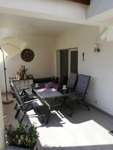 eine Terrasse mit einem Tisch und Stühlen in einem Zimmer in der Unterkunft Ferienwohnung am Nibelungensteig in Lautertal