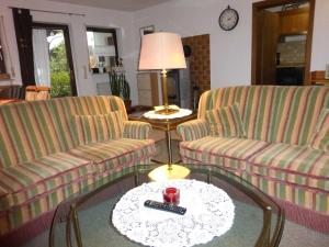 ein Wohnzimmer mit 2 Sofas und einem Couchtisch in der Unterkunft Ferienwohnung bei Rosi in Kirchzell