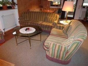 ein Wohnzimmer mit 2 Stühlen und einem Couchtisch in der Unterkunft Ferienwohnung bei Rosi in Kirchzell