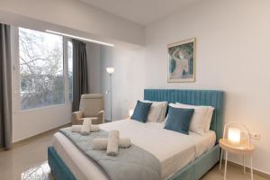 um quarto com uma cama grande e detalhes em azul em Danae Luxury Apartment - Rhodes in Ilha de Rhodes
