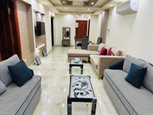 sala de estar con sofás y mesa en 41 العزيز بالله الدور 3, en El Cairo