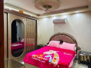 1 dormitorio con 1 cama grande con manta rosa en 41 العزيز بالله الدور 3, en El Cairo