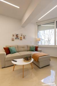 uma sala de estar com um sofá e uma mesa em Danae Luxury Apartment - Rhodes in Ilha de Rhodes