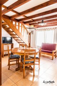 Cabaña la vertiente في لاغو بويلو: غرفة معيشة مع طاولة وكراسي وأريكة