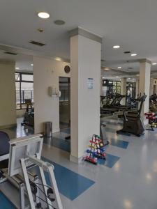 une salle de sport avec plusieurs tapis de course et machines elliptiques dans l'établissement Aconchegante Maravilhoso Flat Congonhas 1416, à São Paulo