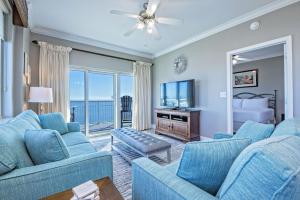 ein Wohnzimmer mit 2 blauen Sofas und ein Schlafzimmer in der Unterkunft Crystal Tower Unit 1301 in Gulf Shores