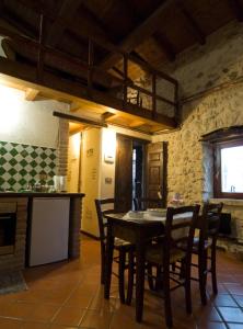 eine Küche und ein Esszimmer mit einem Tisch und Stühlen in der Unterkunft La Casa Sù Le Dimore Del Borgo in Santo Stefano di Sessanio