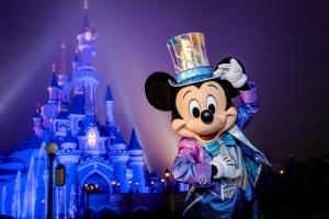een mickey muis voor een disney kasteel bij La magie Disney à 5 min Superbe & Cosy Appartement 4 personnes in Magny-le-Hongre