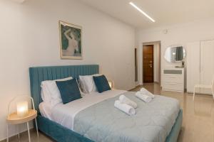 En eller flere senger på et rom på Danae Luxury Apartment - Rhodes