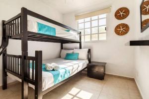 a bedroom with a bunk bed and a bunk bed at Nuevo en Booking Casa Acapulco Diamante a Pasos de la Playa in Acapulco +50 photos