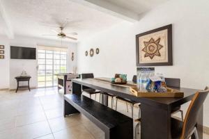 a kitchen with a black counter top in a room at Nuevo en Booking Casa Acapulco Diamante a Pasos de la Playa in Acapulco