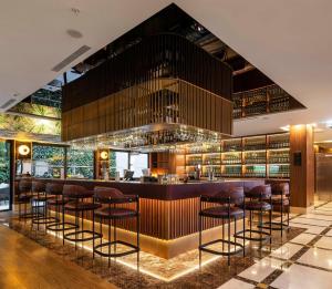 波多的住宿－TURIM Oporto Hotel，餐厅内带棕色凳子的酒吧