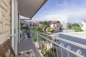 プリモシュテンにあるApartman Burica PRIMOŠTENの通りの景色を望むバルコニー