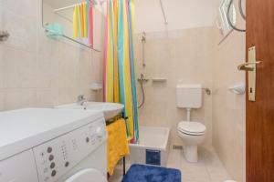 プリモシュテンにあるApartman Burica PRIMOŠTENの洗面台とトイレを備えた白いバスルーム +35枚の写真