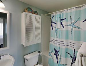 baño con cortina de ducha con estrella de mar en Emerald Isle #302, en Pensacola Beach