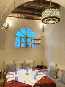 Prostor za sedenje u objektu Riad Les Sables Bleus, médina, lumineux et terrasse privée sur mer