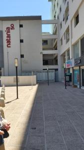 un aparcamiento vacío frente a un edificio en Hermoso Departamento SABOR MALBEC . cochera, seguridad privada, cerca del centro en Godoy Cruz