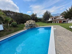 a swimming pool in a yard with a house at Amplia casa Antigua Guatemala con pérgola y jardín in Antigua Guatemala