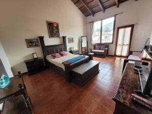 1 dormitorio con 1 cama y 1 sofá en una habitación en Amplia casa Antigua Guatemala con pérgola y jardín, en Antigua Guatemala
