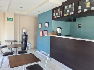 ein Restaurant mit zwei Tischen und einer blauen Wand in der Unterkunft Hotel Santa Fe in Paracho de Verduzco