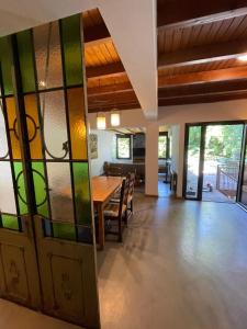 comedor y sala de estar con mesa y sillas en Departamentocasa zona centro en San Martín de los Andes