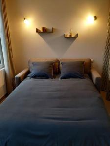 a bed in a room with two pillows on it at Super studio, proche centre ville in Rochefort