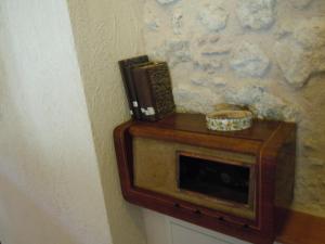 uma pequena televisão num canto de um quarto em La Casa Sù Le Dimore Del Borgo em Santo Stefano di Sessanio