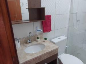 y baño con lavabo, aseo y ducha. en @vempraarembepe, en Camaçari