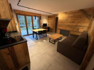 Posezení v ubytování Gite Roche Des Ducs avec Piscine toute l'année, Spa, Sauna, Hammam