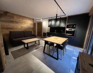 Kuchyň nebo kuchyňský kout v ubytování Gite Roche Des Ducs avec Piscine toute l'année, Spa, Sauna, Hammam