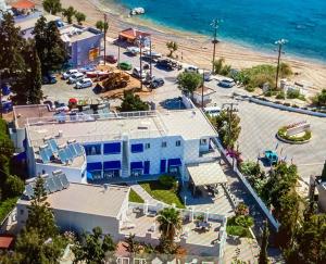 una vista aérea de un edificio situado junto a la playa en Stegna-TULA, en Archangelos