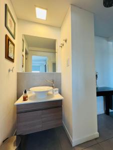 La salle de bains est pourvue d'un lavabo et d'un miroir. dans l'établissement DEPARTAMENTO AMOBLADO DE 1 DORMITORIO CON VISTA A LAS SIERRAS, à Córdoba